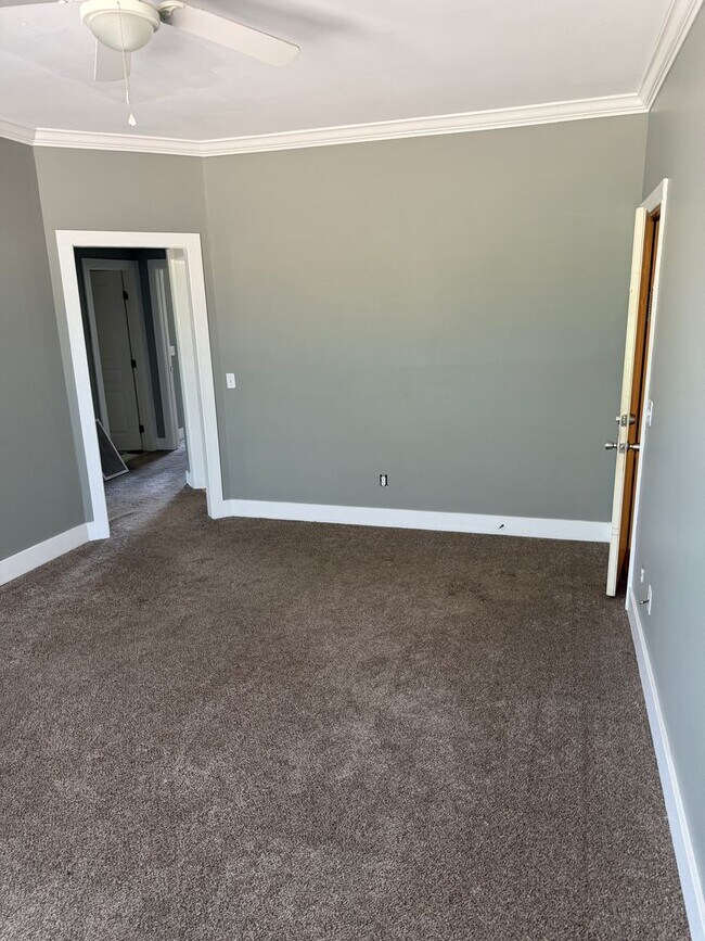 Building Photo - Spacious 2 Bedroom Walkable to Downtown