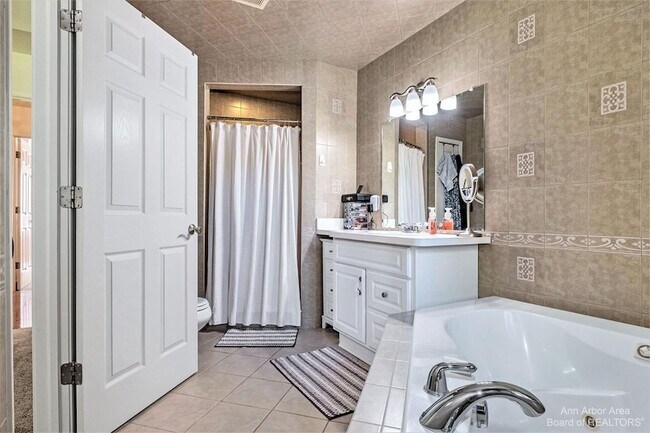 Building Photo - 4267 Knollcrest Dr