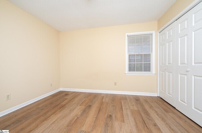 Building Photo - 14 Oakwood Dr