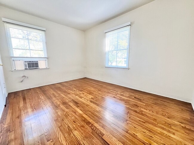 Building Photo - Charming 2-Bedroom Home with Hardwood Floors & Fireplace Near the Traffic Circle