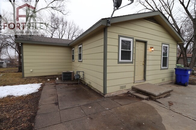 Building Photo - Spacious rental home!