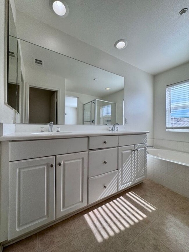 Building Photo - Spacious 3 Bedroom 2.5 Bathroom Condo in t...