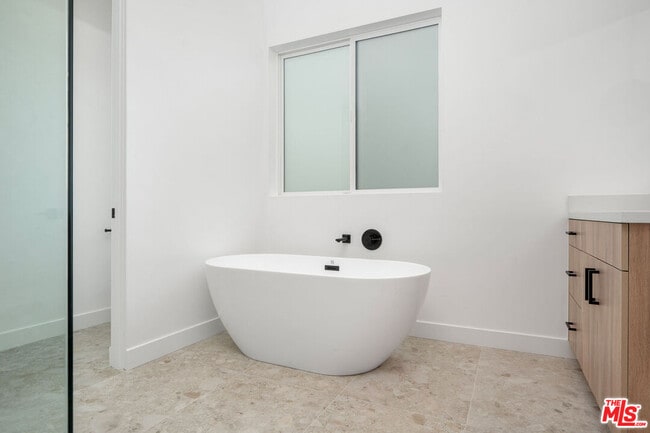 Building Photo - 726 Robinson St