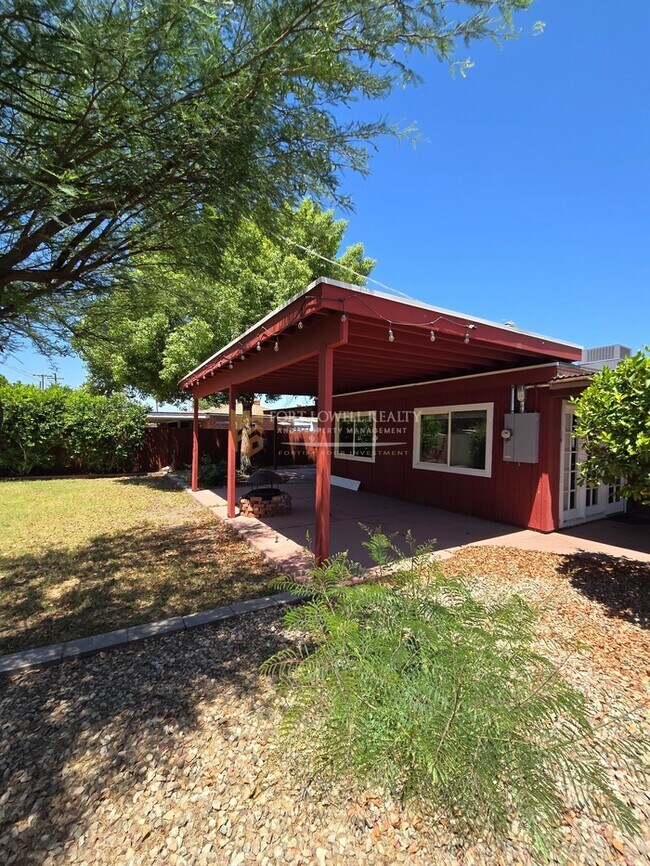 Building Photo - Vintage 3 Bedroom, 2 Bath Home with all the Modern Conveniences!!
