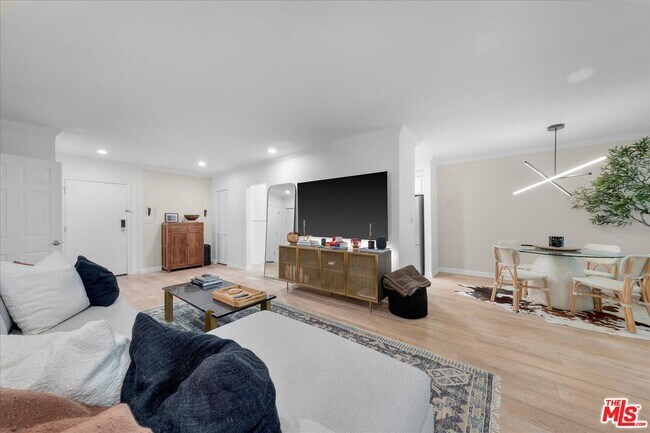 Building Photo - 927 Kings Rd