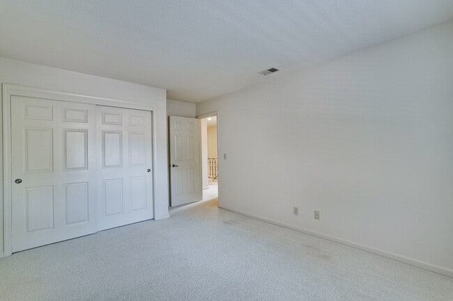 Building Photo - Lovely and spacious 3BR 2.5BA townhouse in...