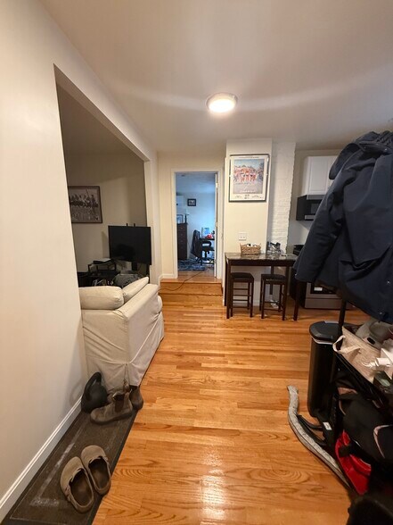 Building Photo - 527 E 3rd St