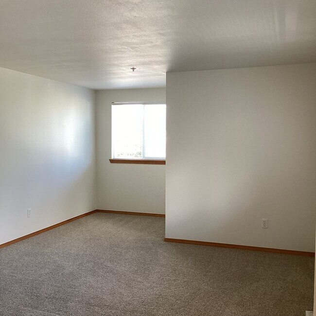 Building Photo - Bright & Spacious Everett Condo – 3 Bed, 2...