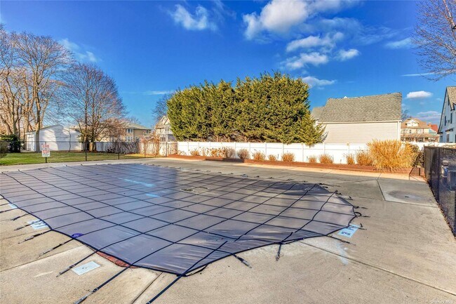 Building Photo - 250 W Merrick Rd