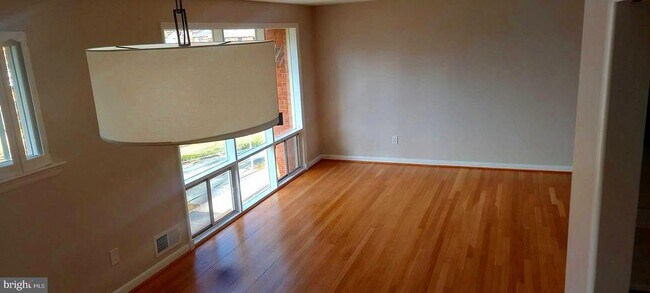 Building Photo - 9820 Inglemere Dr