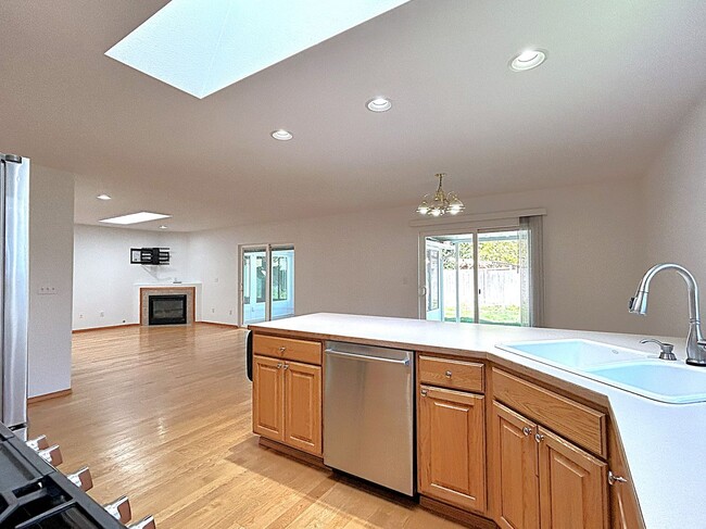 Building Photo - Lovely  3-bedroom home featuring sunroom a...