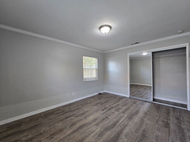 Building Photo - 6 bed house on Tipton Available!