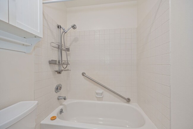 Building Photo - Beautifully Renovated Unit