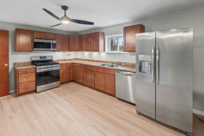 Building Photo - 113 E Apple St