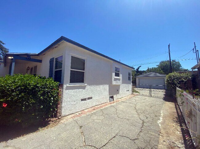 Building Photo - 8920 Darby Ave