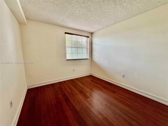 Building Photo - 9731 Fontainebleau Blvd