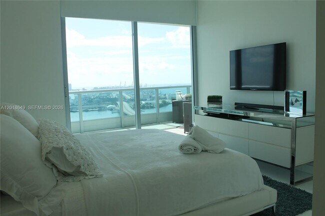Building Photo - 900 Biscayne Blvd