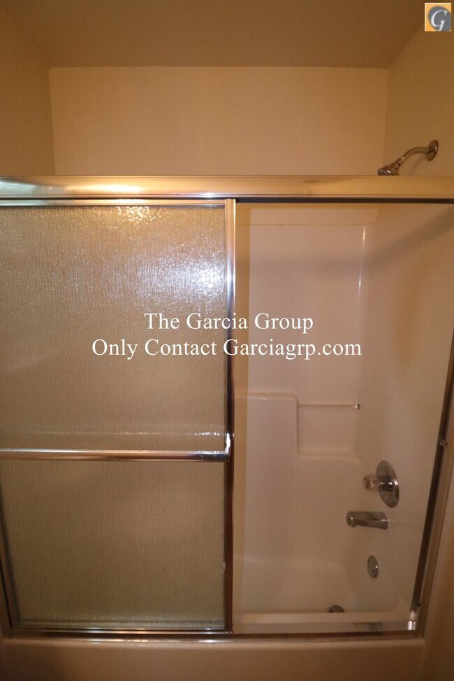 Building Photo - Great 4 bedroom 2.5 bathroom Single Family...