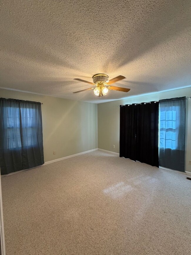 Building Photo - Spacious 3 Bedroom, 2 Bath Home on Over an Acre – Lawn Care Included!