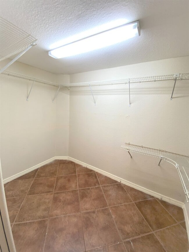 Building Photo - ** SOUTH NAPLES ** 4 BED / 3.5 BATH ** POOL** NO HOA ** PETS OK **ANNUAL **