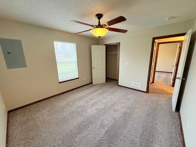 Building Photo - 2 Bed Ranch Style Duplex in Grain Valley.