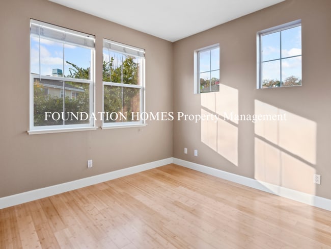 Building Photo - 33 Ranch Dr