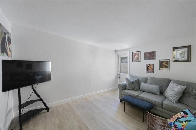 Building Photo - 702 Gray St S