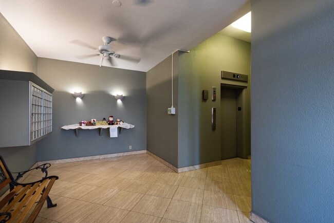 Building Photo - Hale Luana