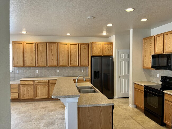 Building Photo - 7595 Fargo Dr