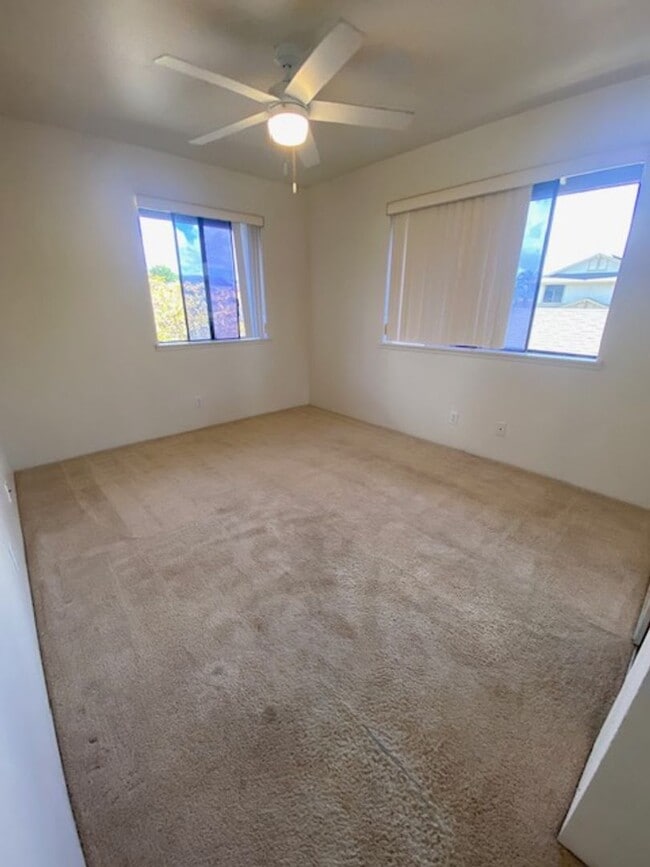 Building Photo - 3 bed, 2.5 bath, 2 car garage-single famil...