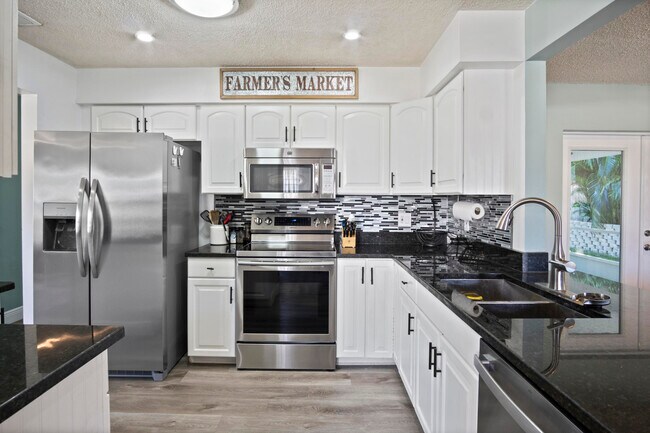 Building Photo - 9032 SE Sandridge Ave