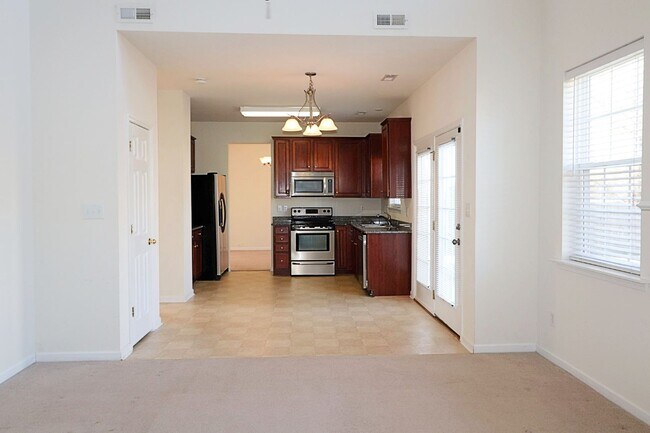 Building Photo - Well maintained 3 bedroom 2.5 bath home ne...