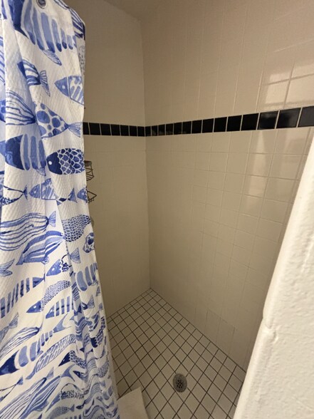 Building Photo - 402 Hillside Ave