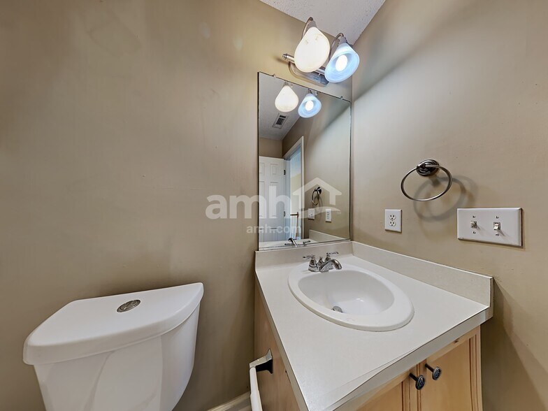 Building Photo - 6004 W Rosie Ln SE