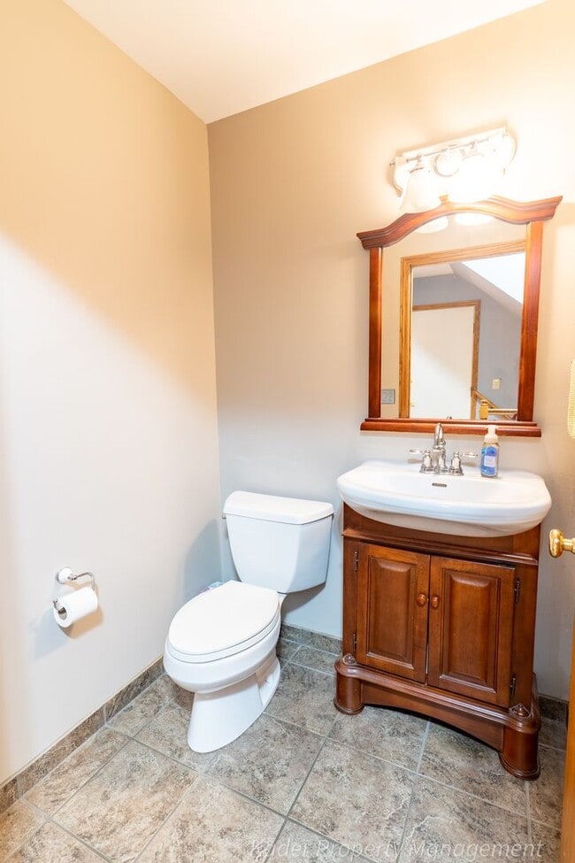 Building Photo - 731 Matts Dr