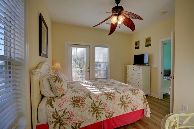 Building Photo - 5BR, 4BA Townhome - Pet Friendly with Beac...