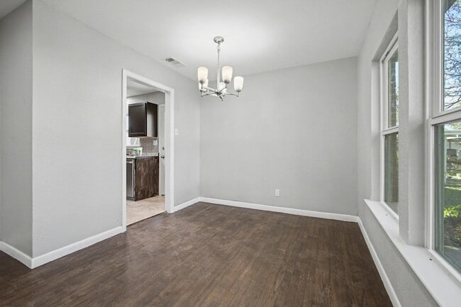 Building Photo - 2319 Glengariff Dr