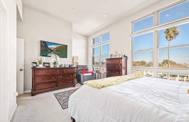 Building Photo - 801 S Anaheim Blvd