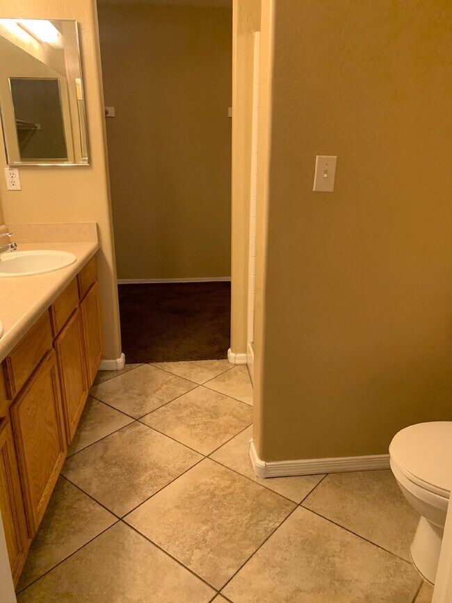 Building Photo - "Charming 2-Bed, 2-Bath Gem in Prime Phoenix Location with 900 Sq Ft of Comfort!"