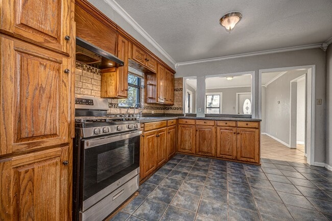 Building Photo - 3 BEDROOM 1 BATHROOM BRICK HOME FOR RENT!