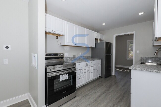 Building Photo - Move in before November 15th and choose yo...