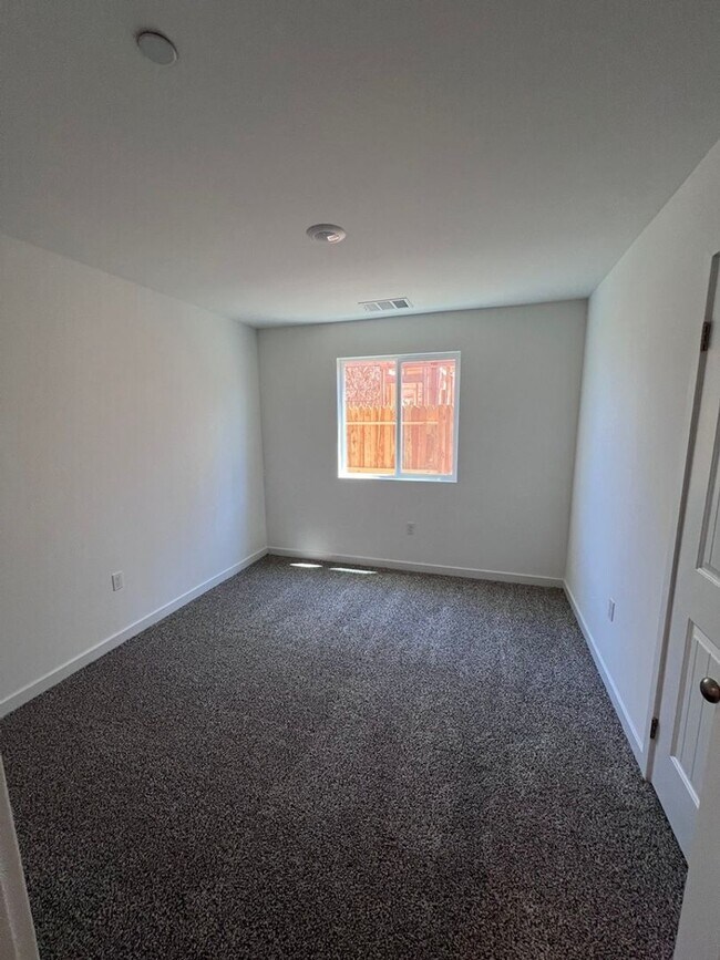 Building Photo - Spacious 4 bedroom house ready to be occupied!