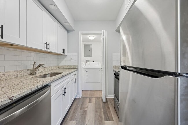 Building Photo - Available Immediately – Renovated 2B/1.5B ...