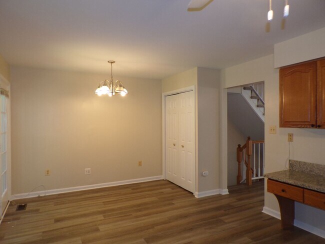 Building Photo - Three Bedroom Townhouse Conveniently Located In Springfield