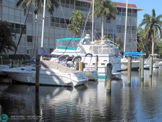 Building Photo - 1301 E Hillsboro Blvd