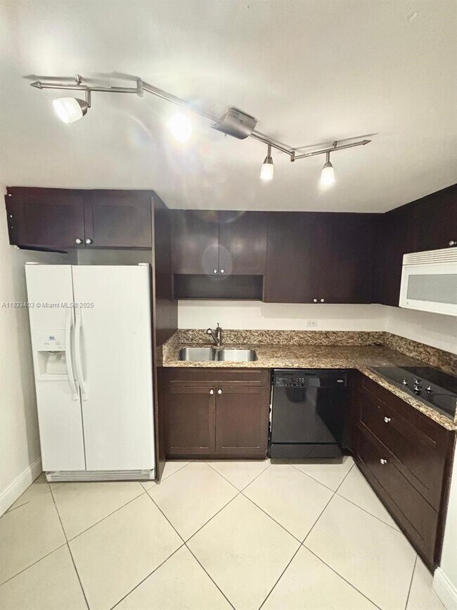 Building Photo - 801 Brickell Bay Dr