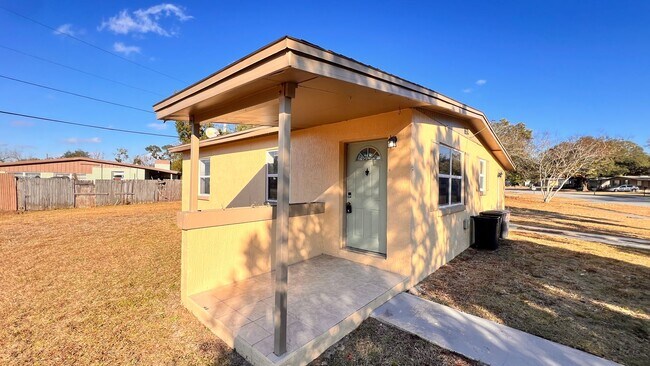 Building Photo - $300 off of a month of rent! Charming 3-Bedroom Home in Deltona! – Pets Welcome (Up to 30 lbs) – ...