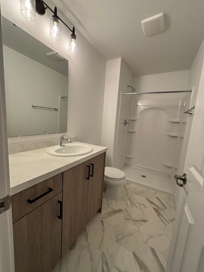 Building Photo - 3 Bed 3 Bath Townhome