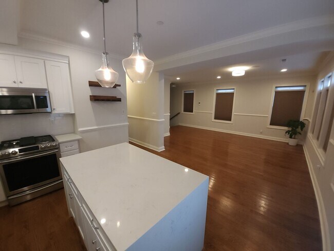 Building Photo - Stunning and Spacious Top Floor 2 Bd 2 Bath in Jamaica Plain with Parking.
