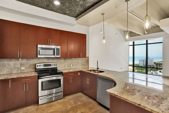 Building Photo - Live the Metropolitan Lifestyle